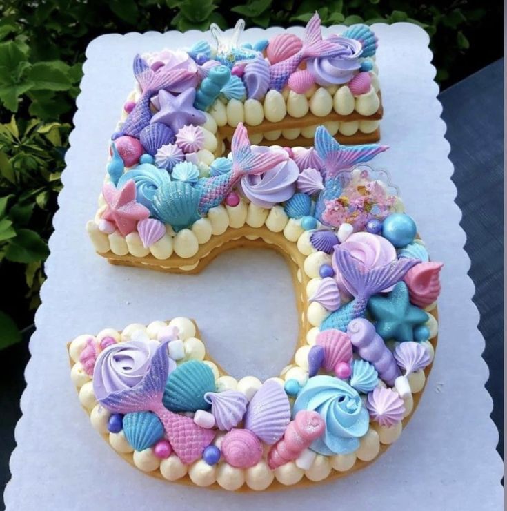 the number five cake is decorated with sea shells