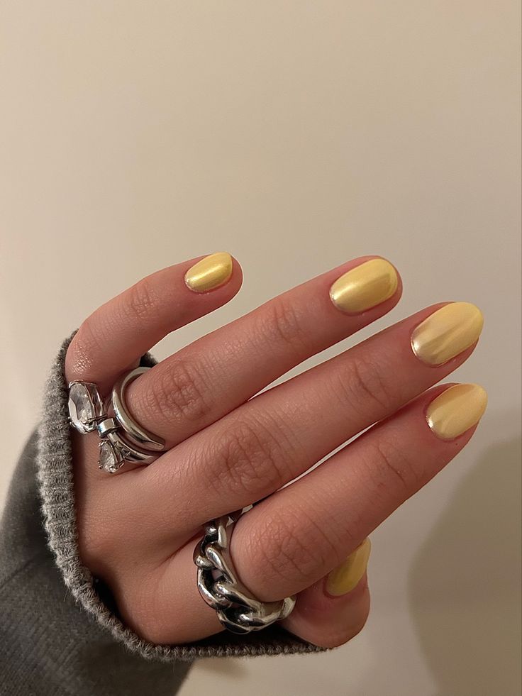 Chrome Nail Colors, Smink Inspiration, Minimal Nails, Makijaż Smokey Eye, Nail Swag, Get Nails, Nail Idea, Yellow Nails, Minimalist Nails