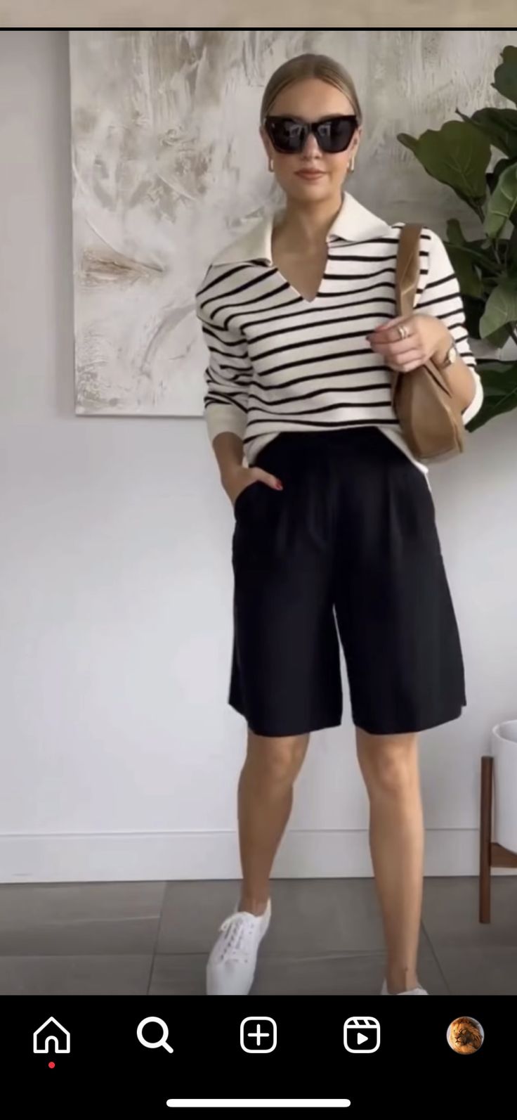 Coastal Chic Style Clothes, Lydia Tomlinson Summer, Black Bermuda Shorts Outfit Summer, Shorts With Sneakers Outfits, Pants Sneakers Outfit, Black Bermuda Shorts Outfit, Look Bermuda, Bermuda Shorts Outfit, Bermuda Pants