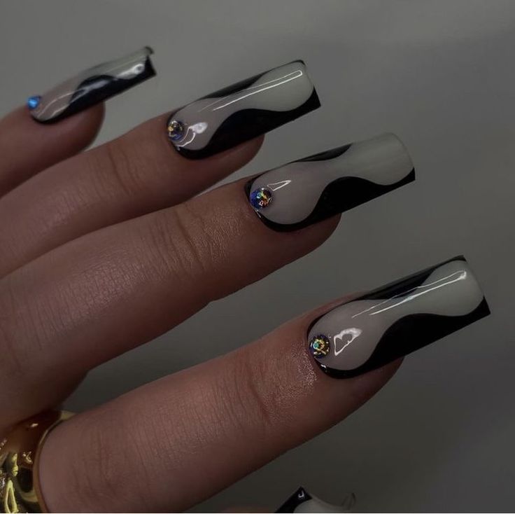 Black Nails Euphoria, Maddyperez Nails, Black Euphoria Nails, Euphoria Nails Ideas, Black Aesthetic Nails, Euphoria Inspired Nails, Aesthetic Black Nails, Black Nails Aesthetic, Halloween Fake Nails