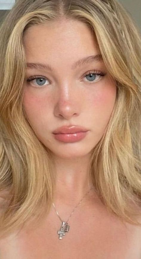 Simple Sunkissed Makeup, Make Up For Pale Complexion, Pink Dewy Makeup, Cute Summer Makeup Looks, Soft Pink Makeup Looks Natural, Simple Glowy Makeup, Blush Makeup Looks, Natural Glow Makeup, Coral Makeup