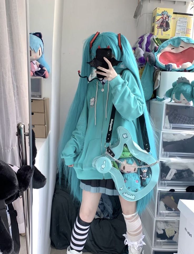 Vocaloid Outfit Ideas, Dark Miku Wallpaper, Miku Outfit Ideas, Hatsune Miku Inspired Outfits, Miku Inspired Outfits, Hatsune Miku Aesthetic, Pjsk Cosplay, Hatsune Miku Clothes, Miku Hatsune Cosplay