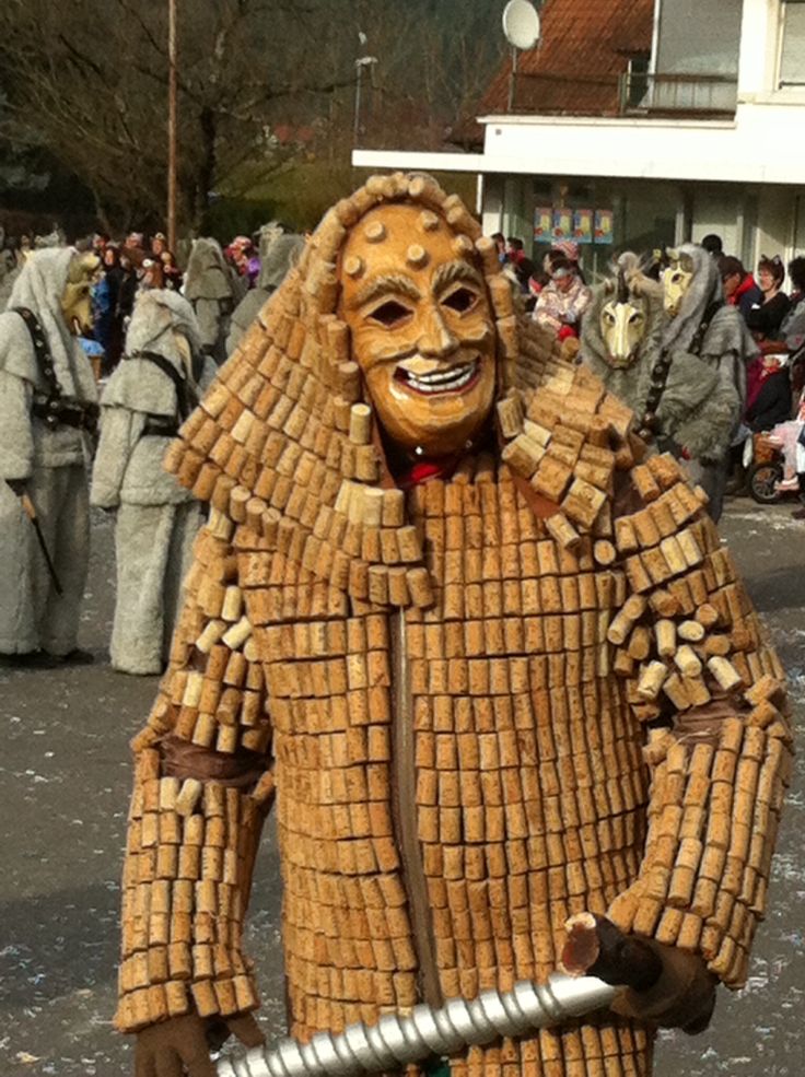 Korkenmann beim Fasnachtsumzug in Biberach Repinned by www.gorara.com http://www.gorara.com/auf-zur-basler-fasnacht/ Costume Puppet, Cultural Masks, Crowds Of People, Pagan Festivals, Wine Cork Art, World Mythology, Shrove Tuesday, German Dress, Old Germany