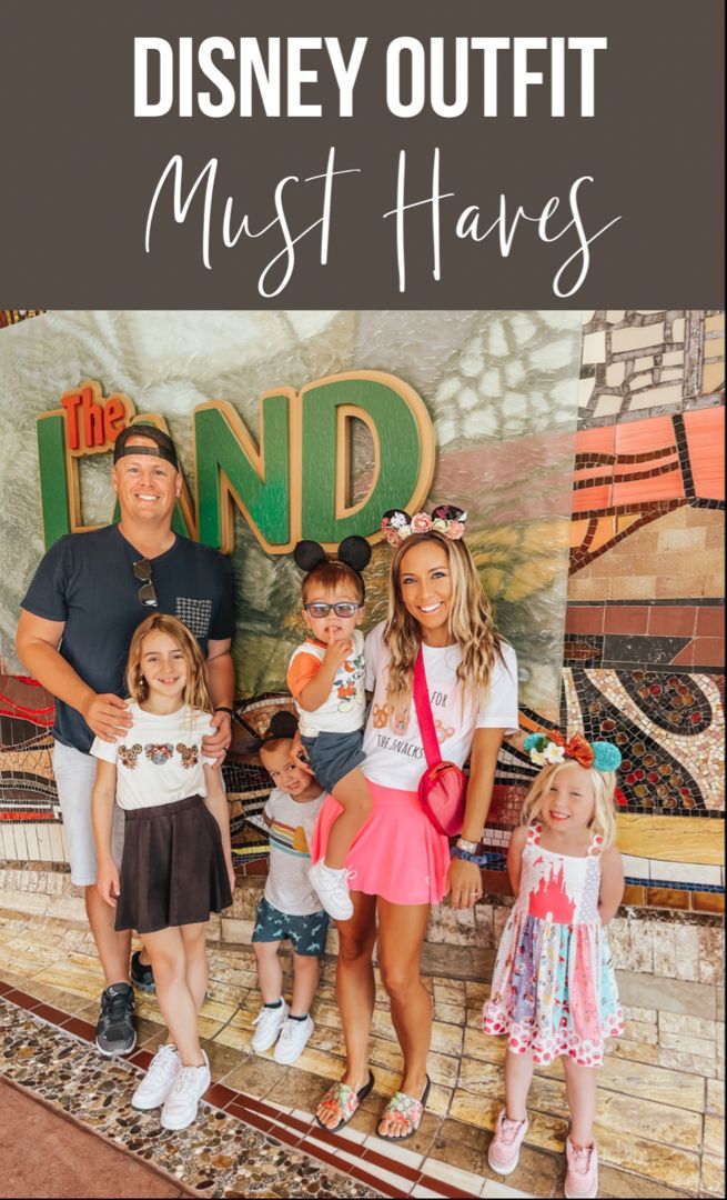 Disney style Family Outfits For Magic Kingdom, Disney T Shirt Outfits, Moms Disney World Outfits, Cute Disney Family Outfits, Disneyland Outfits Summer Mom, Family Epcot Outfits, Disney Mama Outfits, Mom Outfits For Universal Studios, Cute Mom Disney Outfits