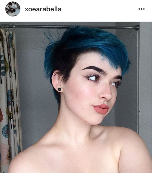 Short blue hair Xoe Arabella, Short Blue Hair, Short Dyed Hair, Cute Pixie Cuts, Dyed Hair Pastel, Ombre Blond, Drawing Hair, Hair Cute, Dye My Hair