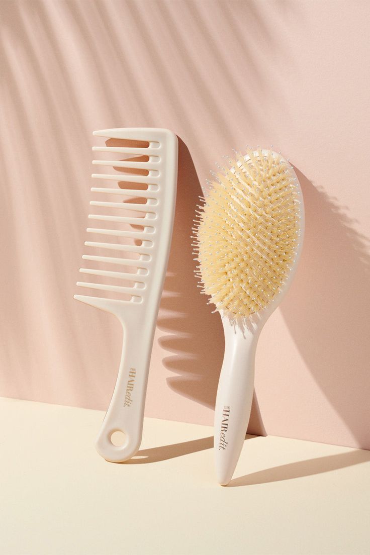 This essential brush and comb duo keeps your hair healthy and looking sleek & chic every day. Bundle includes: Tame & Condition Comb - Delivers ultra-gentle effortless detangling—your go-to detangling tool Finish & Shine Boar Bristle Brush - Boosts the health and shine of your hair while smoothing and taming flyaways. Hair Brush Product Photography, Hair Brush Photography, Hair Brush Aesthetic, Hairbrush Aesthetic, Hair Tools Aesthetic, Comb Photography, Comb Aesthetic, Boar Brush, Hair Tool Set