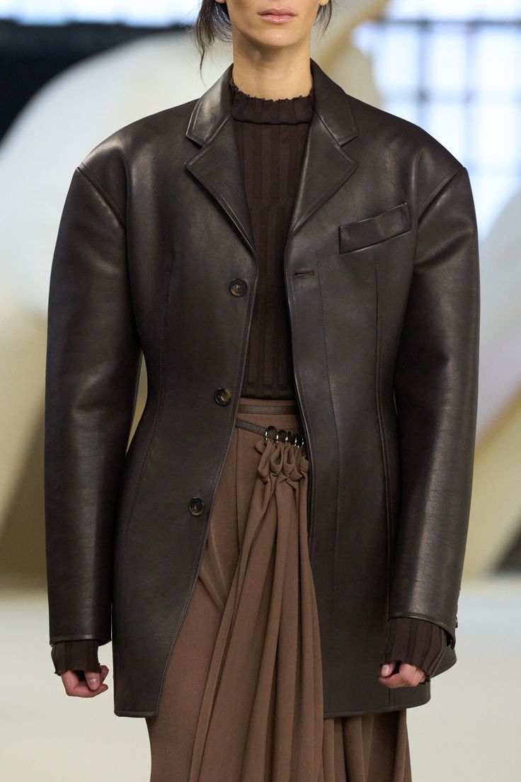 Tod’s Spring 2025 Ready-to-Wear https://www.vogue.com/fashion-shows/spring-2025-ready-to-wear/tod-s/slideshow/detail#106 2025 Fashion Trends, Fits Inspiration, 2025 Fashion, Spring 2025, Smart Outfit, Capsule Outfits, Mood Board Fashion, Fashion Shoot, Spring Summer Outfits