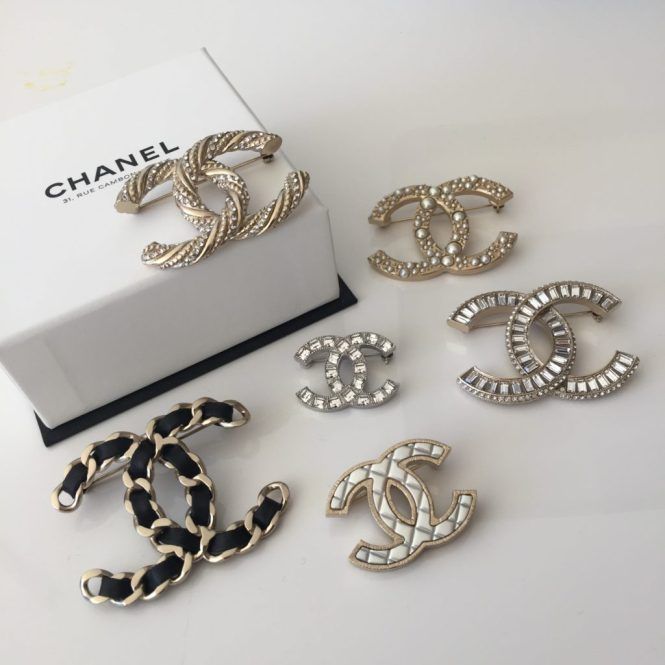 10 ways to wear a brooch. Chanel brooches. Chanel Pins, Chanel Flower, Mode Tips, Chanel Brooch, Chanel Inspired, Chanel Accessories, Chanel Earrings, Chanel Vintage, Chanel Jewelry