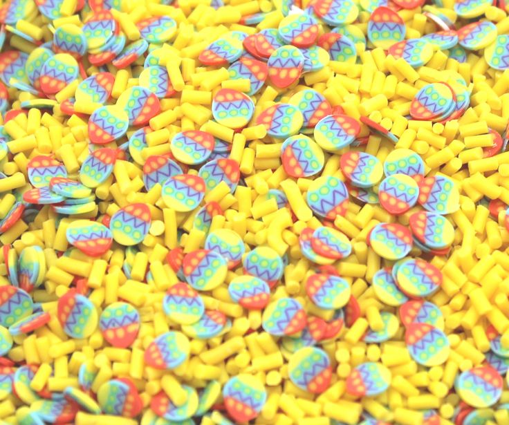 yellow and blue candies with hearts on them are all over the place for decoration