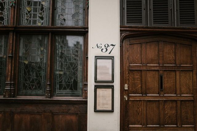 an old building with two doors and a sign on the wall that says, no 787