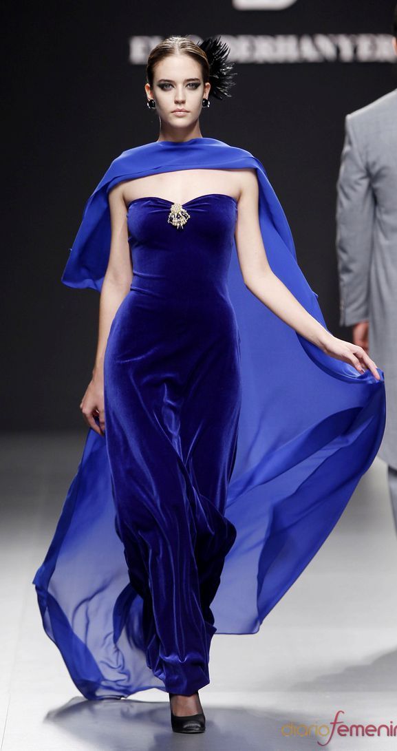 Blue Runway Dress, Italian Chic, Madrid Fashion, Runway Fashion Couture, Glam Dresses, Lynx, Hollywood Glamour, Beautiful Gowns, Fancy Dresses