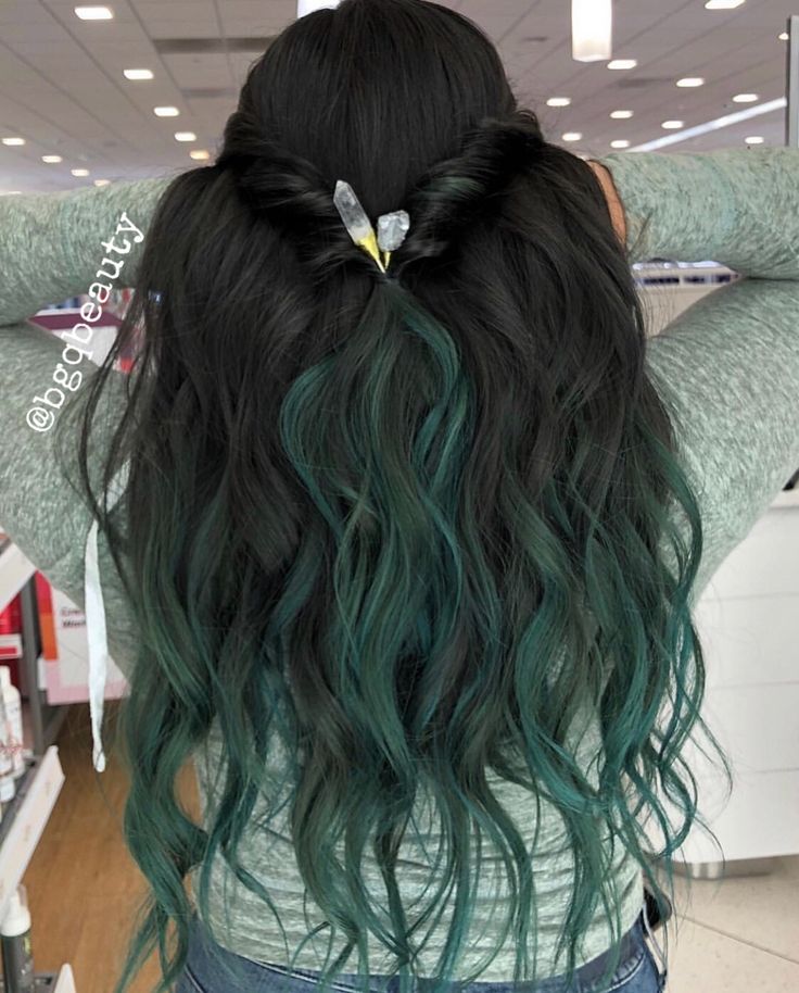 Green Baylage, Green Ends Hair, Brown Hair Green Highlights, Green Balayage Hair, Green Balayage, Green Hair Ombre, Underneath Hair Color Ideas, Underneath Hair Color, Dark Green Hair