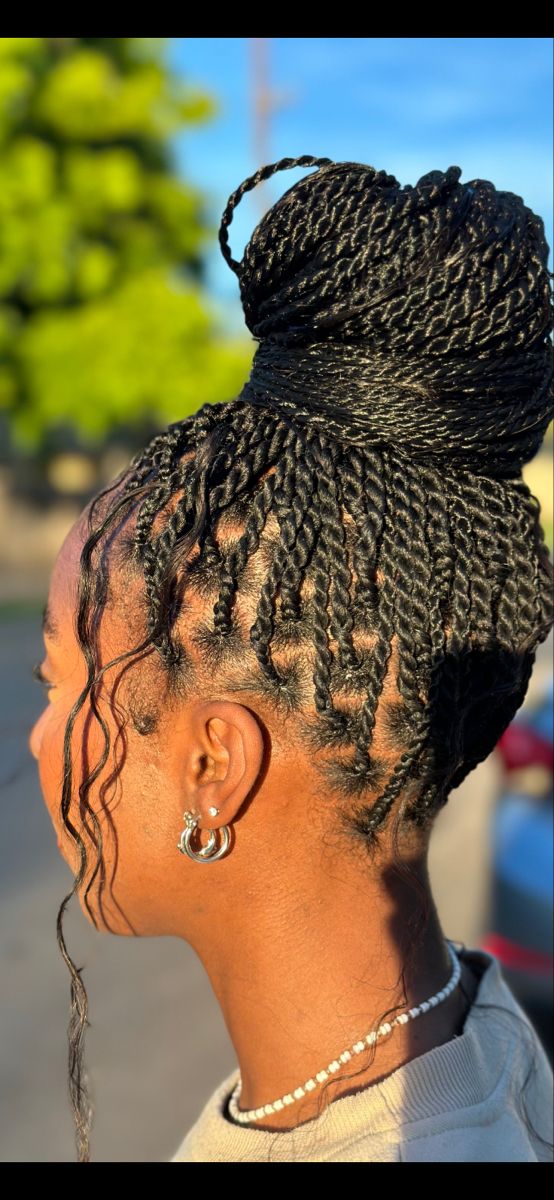 Knotless Twists Medium, Knotless Braids Twists, Knotless Twists With Curly Ends, Knotless Box Braids Twist, Senaglese Twist Curly Ends, Short Senegalese Twist With Curly Ends, Short Twist Braids Hairstyles Senegalese, Knotless Twist With Curls, Short Knotless Twist