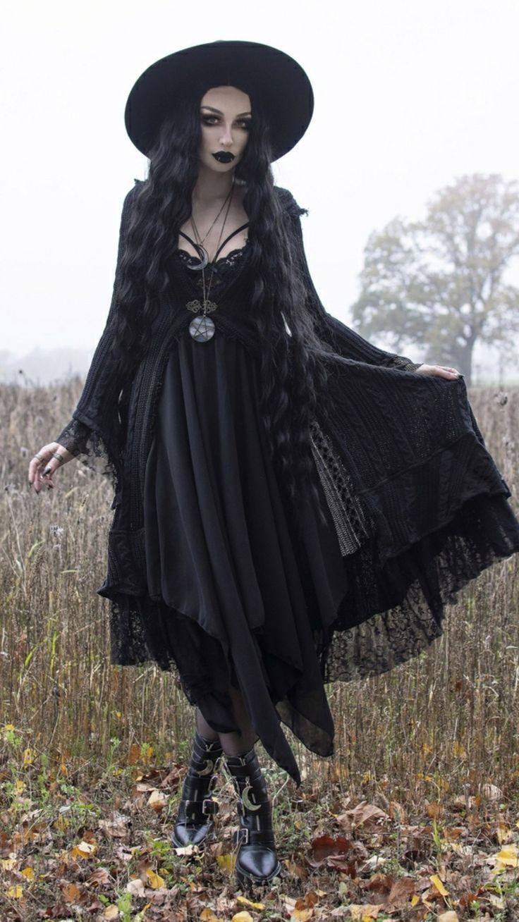 Hippy Goth Outfits, Actual Goth, Gothic Hippie Aesthetic, Hippie Goth Aesthetic, Goth Witch Outfits, Witchy Goth Style, Witch Outfit Ideas, Hippie Goth Outfits, Southern Gothic Fashion