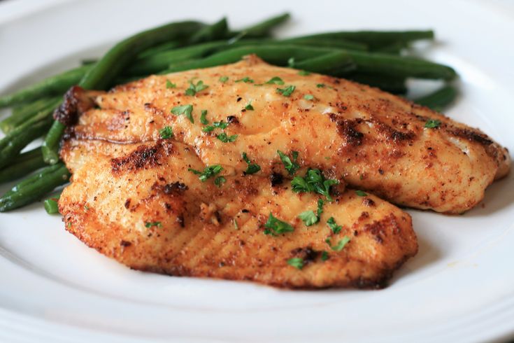 some chicken and green beans on a white plate