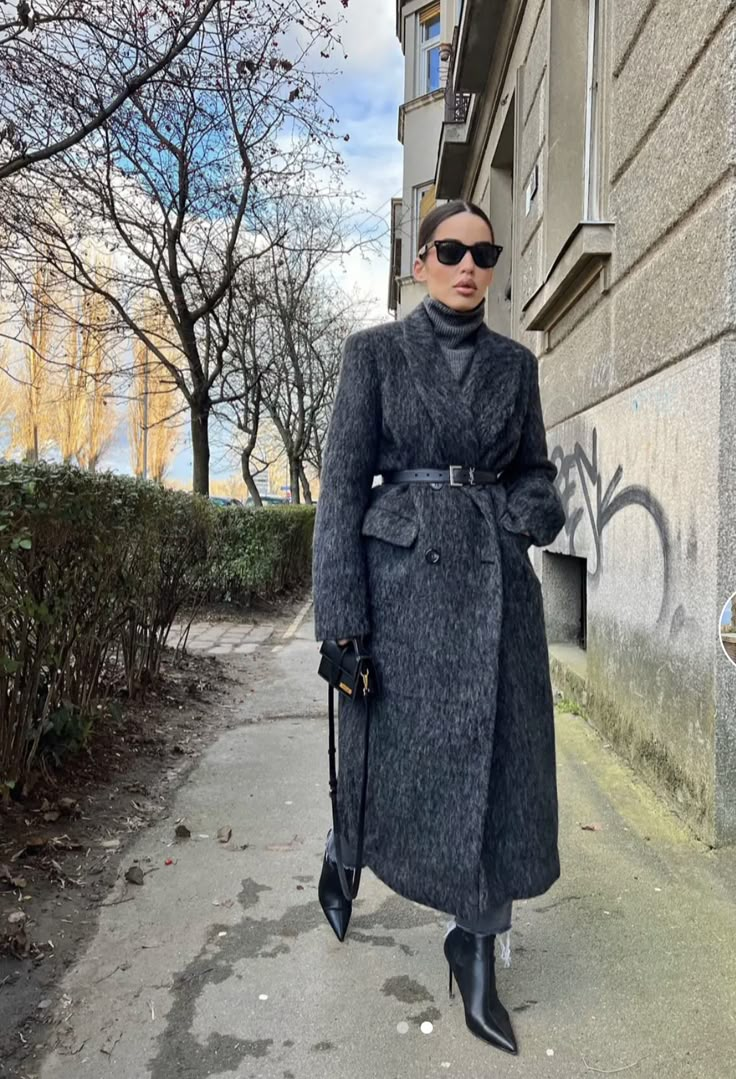 Fall Winter 2024 Outfits, Grey Cashmere Sweater Outfit, Cold Rainy Day Outfit Winter, Winter Office Outfits Women Cold, Winter Fashion Outfits Dressy Classy, Copenhagen Outfits, Night Out Winter, Grey Coat Outfit, Cozy Inspiration