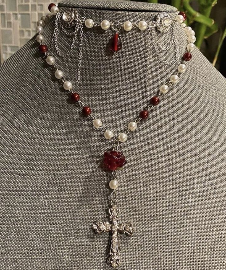 Rosary Like Necklace, Vintage Goth Jewelry, Gothic Prom Jewelry, Gothic Homemade Jewelry, Goth Prom Jewelry, Gothic Jewelry Necklaces, Gothic Handmade Jewelry, Marjan Core, Goth Necklace Aesthetic