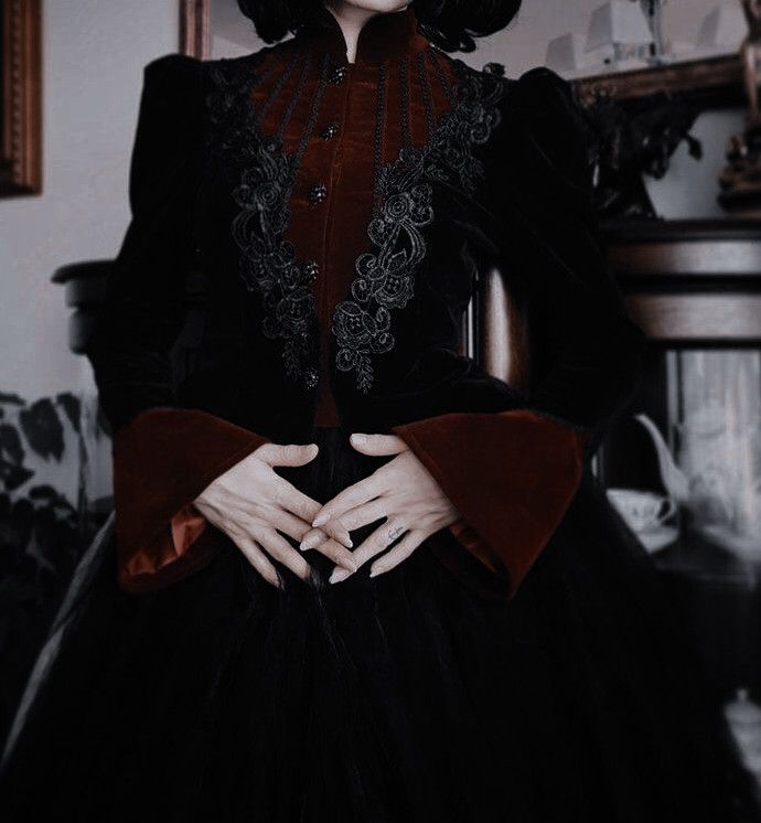 Vampire Core, Era Victoria, Vampire Dress, Vampire Clothes, Victorian Vampire, Vampire Aesthetic, Vampire Goth, Vampire Academy, Romantic Goth