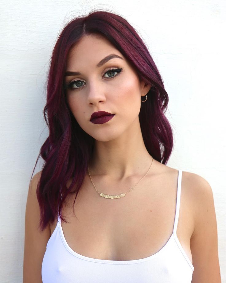 Multidimensional Hair Color Brunettes, Burgundy Hair On Pale Skin, Burgundy Hair Green Eyes, Burgundy Hair Pale Skin, Hair For Beach, Hair Colors For Green Eyes, Colors For Green Eyes, Burgundy Hair With Highlights, Brown Hair Pale Skin