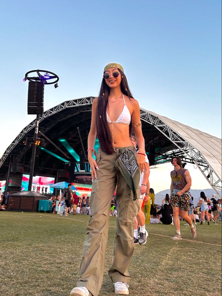 Skrillex Concert Outfit, Odesza Concert Outfit Ideas, Lolla Outfits Lollapalooza, Festival Outfits Pants, Summer Music Festival Outfits 2024, Breakaway Festival Outfits, Suenos Festival Outfits, Music Festival Outfit Ideas Summer, 21 Savage Concert Outfit