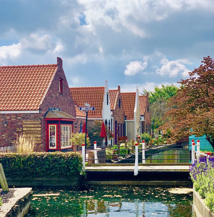 the houses are next to each other by the water