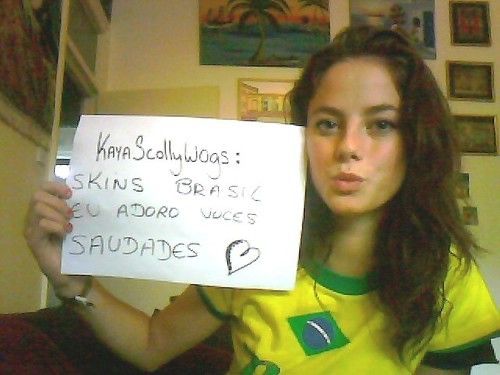 a young woman holding up a sign that says, kanno callulas kings or queens