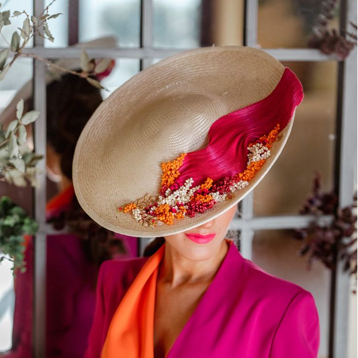 Occasion hat decorated with a variety of natural preserved flowers, sinamay silk an jewelery. This beautiful handmade fascinator hat is perfect for special occasions like weddings, christenings, horse races and other special events! All of our designs are 100% handmade in our studio-workshop in Southern Spain. If you would like to see more of our designs visit our WEBSITE at www.calabylilian.com and follow us on INSTAGRAM @calabylilian. As it is made by hand, it is possible that there may be sma Ascot Makeup, Fancy Hats Classy, Madam Pompadour, Fascinator Designs, Wedding Guest Hat, Wedding Hats For Guests, Unusual Hats, Floral Fascinators, Horse Races