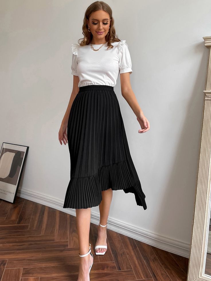 Modern Office Outfits Women, Professional Outfits Women Summer, Pleated Skirt Outfit Summer, Burgundy Skirt Outfit, Black Pleated Skirt Outfit, Elegant Skirt Outfits, Black Skirt Outfit Summer, Black Skirt Outfit, Young Professional Outfits