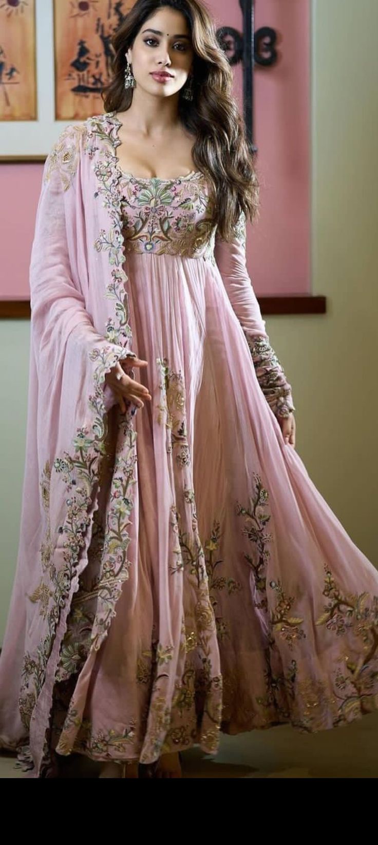 भारतीय दुल्हन स��ंबंधी, डिजाइनर कपड़े, Embroidery Thread Work, Pink Anarkali, Desi Fits, Anarkali Dress Pattern, Janhvi Kapoor, Desi Outfits, Indian Dresses Traditional