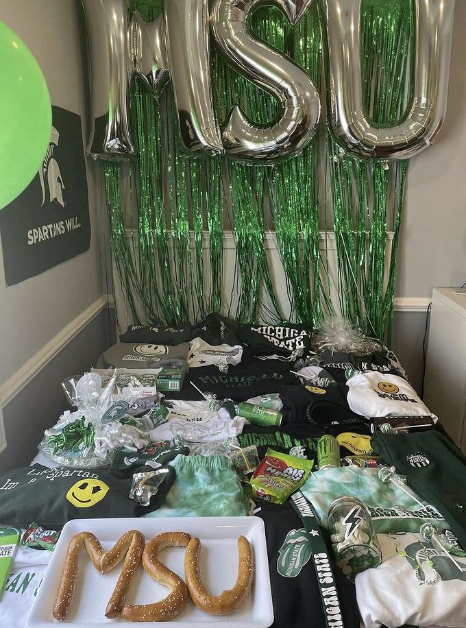 the table is set up with balloons and other items for an irish themed birthday party