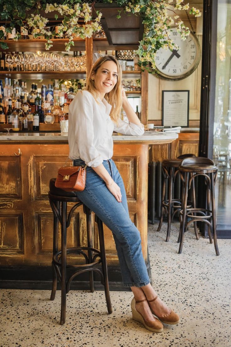 Espadrilles Outfit, White Shirt And Blue Jeans, Minimalist Moda, Style Désinvolte Chic, Outfit Primavera, Smart Casual Style, Paris Mode, Casual Chic Style, Style Chic