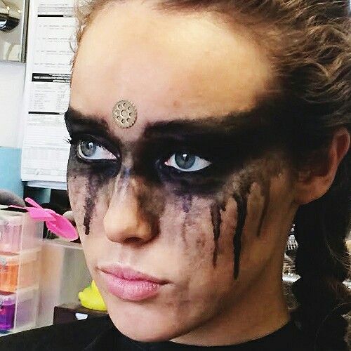 closeup of Lexa's makeup | The 100 Warrior Makeup, Makeup Carnaval, Viking Makeup, Fantasy Make-up, Halloweenský Makeup, Eyeliner Tips, Viking Costume, Halloween Men, Alycia Debnam