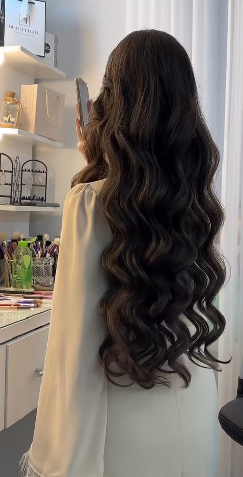 Old Fashioned Long Hairstyles, Beautiful Hair Pictures, Long Hair Astethic, Wedding Aesthetic Hairstyle, Haïr Style Wavy Hair, Hairstyles Wavy Long Hair, Debut Hairstyles With Crown, Hairstyles For Long Hair For Wedding, New Year Hairstyle Long Hair