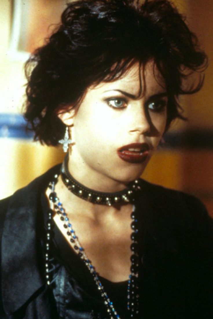 Due to the emergence of Goth in music bands. It inspired some movies to add these dark flavors to their movies. A new character to the screen has been born he is the Goth Archetype which is defined by his unique fashion style and personality. Movie Witches, 90s Halloween Movies, Uk Icon, Fairuza Balk, Nancy Downs, Chicas Punk Rock, The Craft Movie, 90s Grunge Hair, Nail Art Halloween