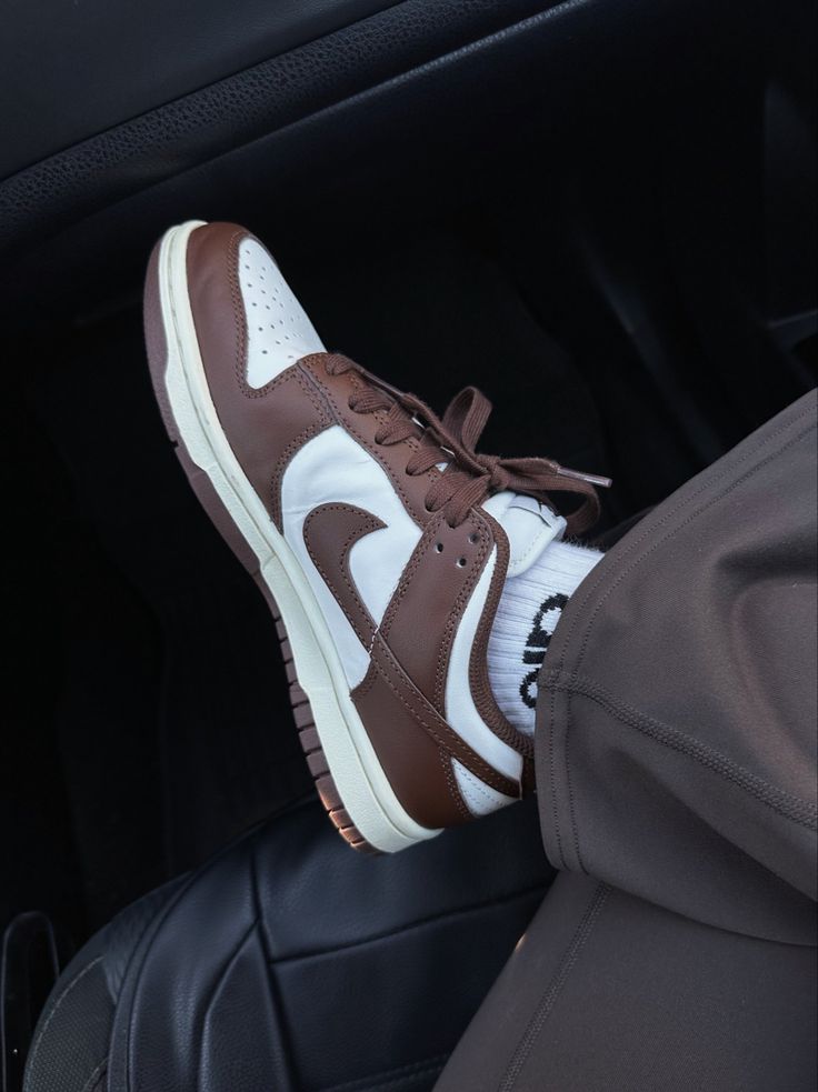 Chocolate Dunks Outfit, Cute Shoes Brown, Air Jordan Low Women, Tenis Nike Dunk, Brown Nike Dunks, Nike Dunk Low Brown, Dunks Aesthetic, Wmns Air Jordan 1, Nike Shoes Air Force