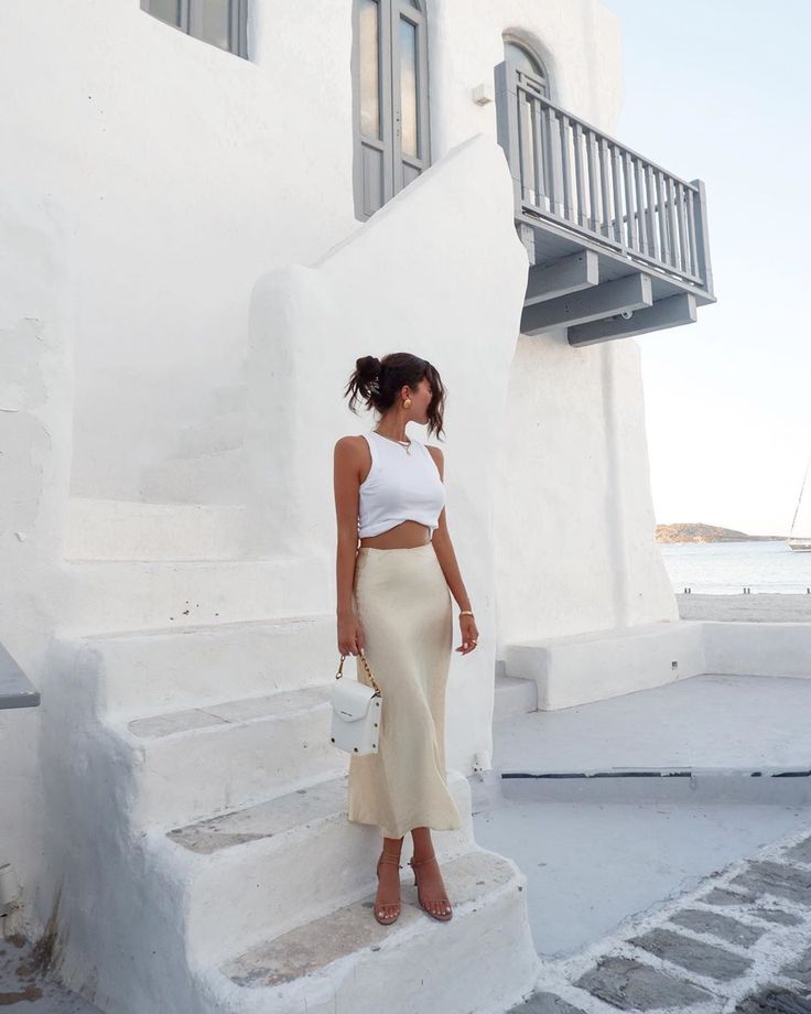 I Z I ~ A N G U S on Instagram: “Greece, you are my favourite 🇬🇷” Greece Outfit, Fest Outfits, Long Skirt Outfits, Honeymoon Outfits, Europe Outfits, Chique Outfits, Italy Outfits, Looks Street Style, Inspiration Fashion