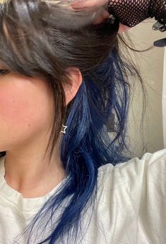 Hair Dye Reference, Wavy Hair Bangs, Layered Wavy Hair, Androgynous Hair, Hair Color Underneath, Peekaboo Hair, Dyed Hair Inspiration, Hair Inspiration Short, Hair Dye Ideas