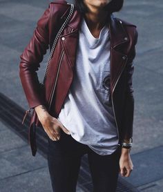 Burgundy Leather Jacket, Jeans Trend, Minako Aino, Mode Tips, Blazer Outfit, Looks Street Style, Jacket Outfit, Mode Inspo, Leather Moto