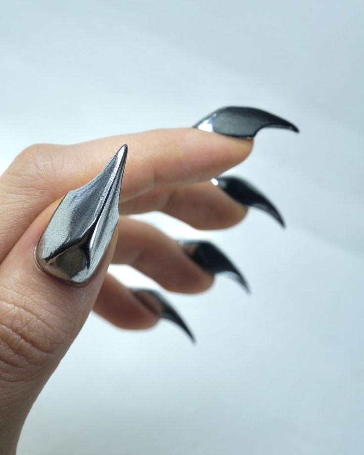 Metal Claws Aesthetic, Black Claws Aesthetic, Raptor Claw Nails, Metal Claws, Sharp Claws, Black Claws, Lilac Nails, Spooky Style, Claw Nails