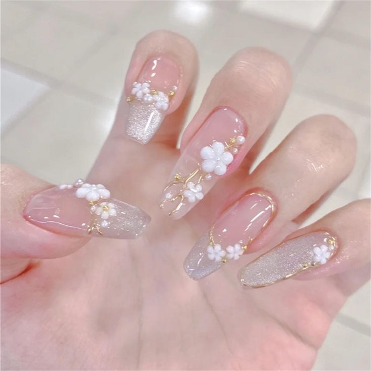 Introducing the White Blossom Glitter Press-On Nails, a stunning combination of elegance and sparkle. These nails feature delicate white floral designs enhanced with a touch of glitter, creating a look that is both sophisticated and eye-catching. Perfect for weddings, special events, or just adding a touch of elegance to your everyday style, these nails offer a salon-quality finish in the comfort of your home. The set includes 24 meticulously designed nails, ensuring a perfect fit for every fing Korean Nail Art, Floral Nail Designs, Korean Nails, Pretty Gel Nails, Nailed It, Stick On Nails, Floral Nails, Nail Arts, Nail Accessories