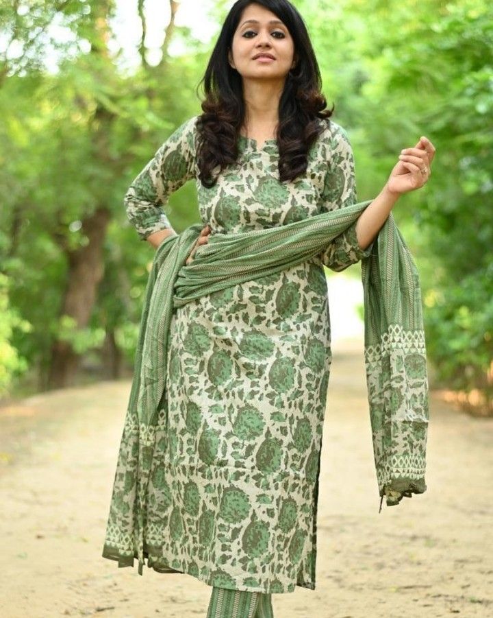 Chudidhar Designs, Cotton Suit Designs, Rayon Kurti, Churidar Designs, Simple Kurta Designs, Simple Kurti Designs, Salwar Designs, Casual Indian Fashion, Long Dress Design