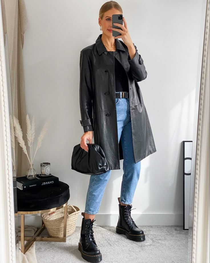 Jadon Boots Outfit, Leather Coat Outfit, Mode Pastel, Mom Jeans Outfit Winter, Dr Martens Outfit, Outfit Botas, Minimalist Moda, Fall Boots Outfit, Jeans Winter