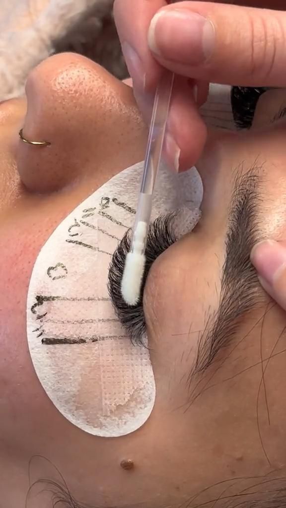 #cilios#ciliosEmDia #lashlifting#horadocilios Eyelash Lift And Tint, Eyelash Extensions Aftercare, Eyelashes Tutorial, Eyelash Studio, Eyelash Extensions Salons, Lashes Tutorial, Lashes Fake Eyelashes, Eyelash Tips, Eyelash Technician