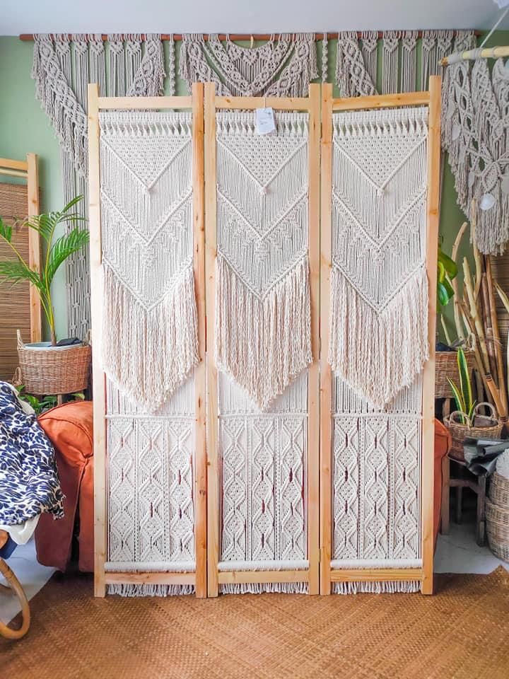 the room divider is made out of wood and white yarn