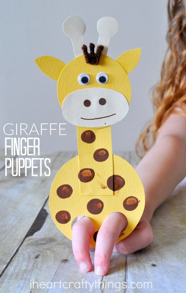 a giraffe finger puppet made out of construction paper