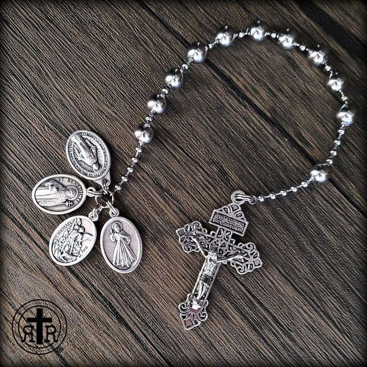 @RuggedRosaries posted to Instagram: The One Decade Pocket WWI Battle Beads Combat Rosary comes with a Miraculous Medal and Pardon Crucifix. But, you can optionally add up to 5 more medals of your choice.Get them now at RuggedRosaries.com. 🙏🏽🎄👼🏽 . . #Shopearly #Shopcatholic #advent #christmas #winteriscoming #catholicgear #católico #grace #catholicchurch #combatrosary #chaplet #rosaries #battlebeads #ijesus #scapularmedal #crucifix #romancatholic #faith #rug Combat Rosary, Rugged Rosary, Straight Line Design, Paracord Rosary, Pocket Rosary, Prayer Corner, Catholic Crafts, Beads Style, Bracelets Handmade Diy