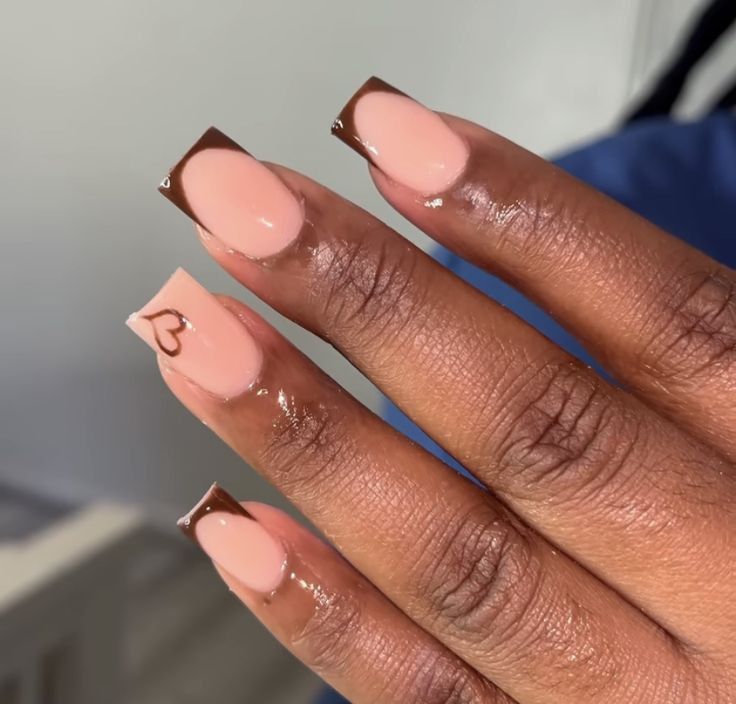 Acrylic Nails With Design On One Nail, Trendy Nails For Wedding Guest, Nail French Tip Designs Short, Cute Short Nail Ideas French Tip, Short Brown Nails Ideas Square, Brown Baddie Nails Short, Nails Acrylic On Dark Skin, Brown Biab Nails, Fall Nails Black Women Short