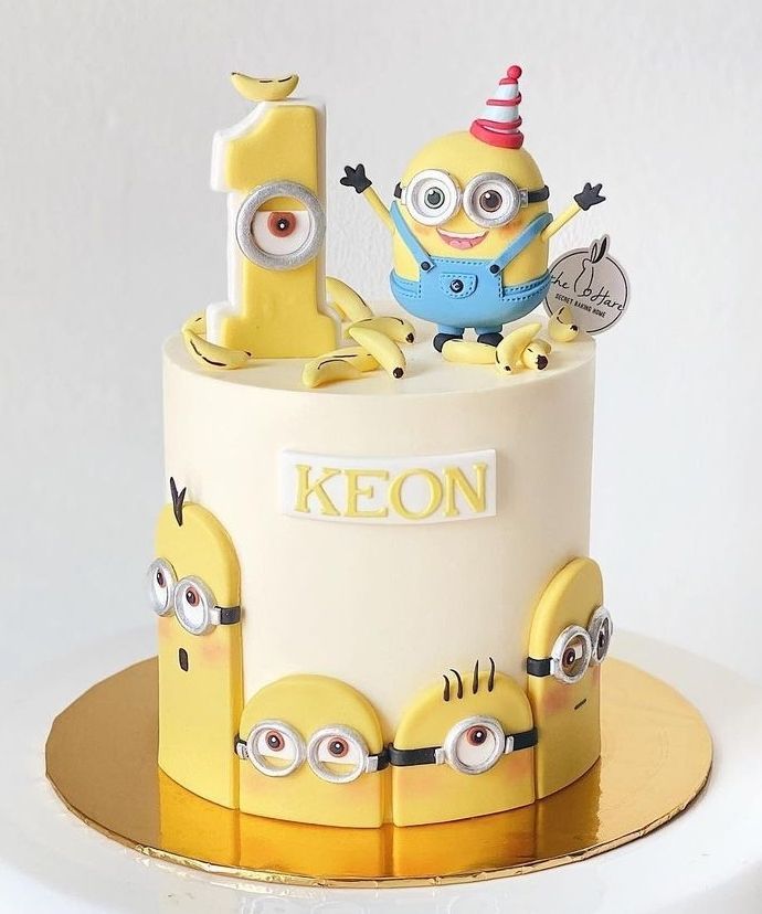 a birthday cake decorated with minion characters