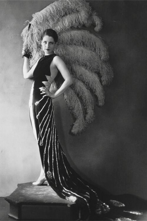 George Hurrell, Norma Shearer, Art Deco Dress, Louise Brooks, Deco Fashion, 20s Fashion, Actrices Hollywood, Joan Crawford, Foto Poses