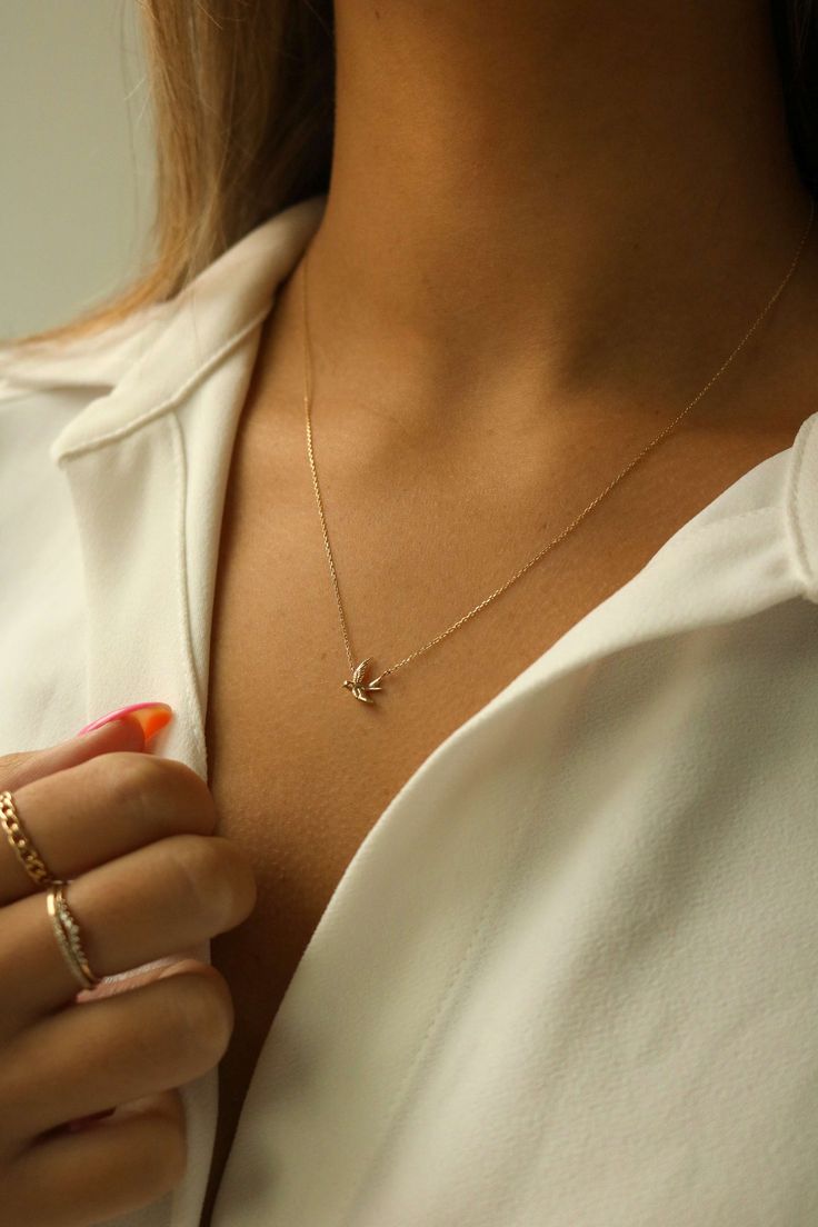 This 14k gold Lil Sparrow Necklace is absolutely adorable, seemingly taking flight- the essence of freedom. The most charming everyday staple piece. forever piece modern dainty Details: 14k solid gold pendant and chain Measurements: 16in with 2in extender (adjustable 16-18in) Dimensions: 8mm x 10mm Hypoallergenic Ships from a small business Style: Minimalist, dainty, modern Small Gold Chain, Jewelry Necklace Simple, Minimal Pendant, Minimalist Necklace Gold, Minimal Gold, Sparrow Bird, Fancy Jewelry Necklace, Expensive Jewelry Luxury, Gold Chain Design